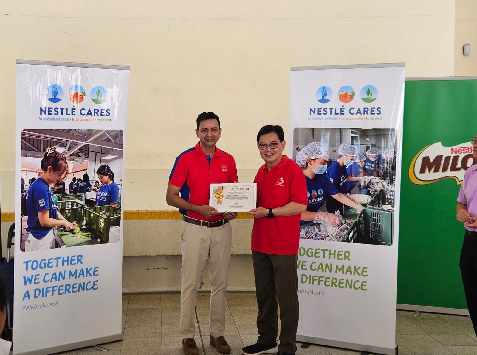 Mr Heng Swee Keat, Deputy Prime Minister and Adviser to East Coast GRC Grassroots Organisation, presenting the Certificate of
